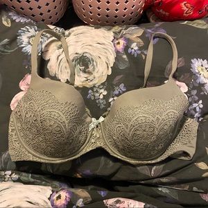 Victoria’s Secret | NWOT 38D Body By Victoria Lined Demi Bra